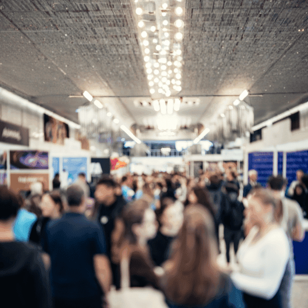 Congresso médico com profissionais da saúde em evento de networking e compartilhamento